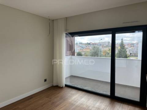 Moradia t3 contemporânea de elevada qualidade, com design distinto e jardim paisagístico