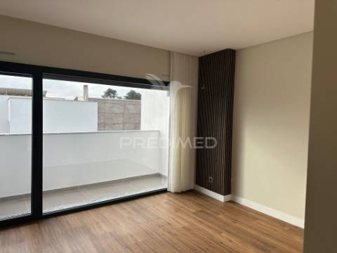 Moradia t3 contemporânea de elevada qualidade, com design distinto e jardim paisagístico