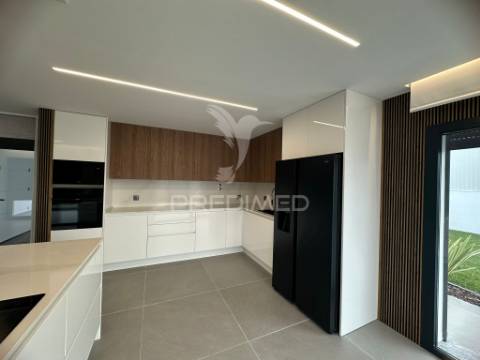 Moradia t3 contemporânea de elevada qualidade, com design distinto e jardim paisagístico