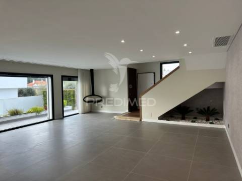 Moradia t3 contemporânea de elevada qualidade, com design distinto e jardim paisagístico