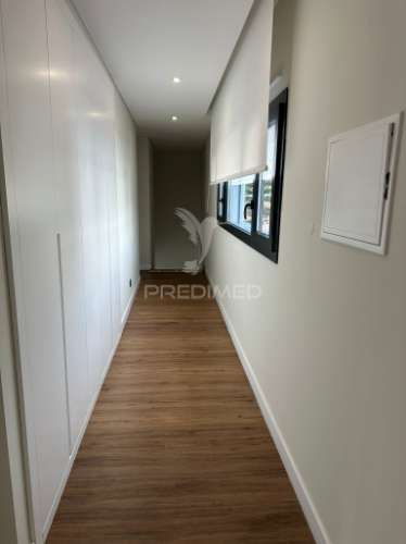 Moradia t3 contemporânea de elevada qualidade, com design distinto e jardim paisagístico