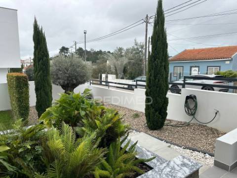 Moradia t3 contemporânea de elevada qualidade, com design distinto e jardim paisagístico