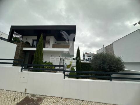 Moradia t3 contemporânea de elevada qualidade, com design distinto e jardim paisagístico