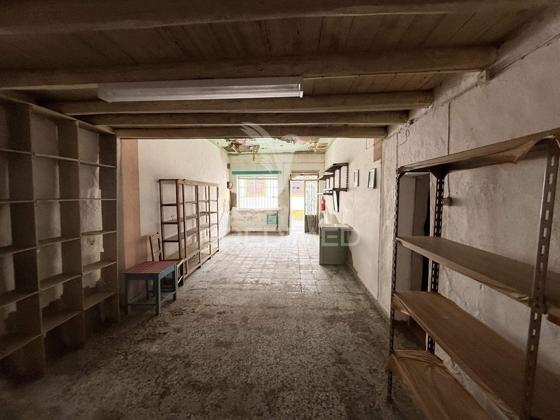 Moradia em banda com logradouro no centro histórico de cuba