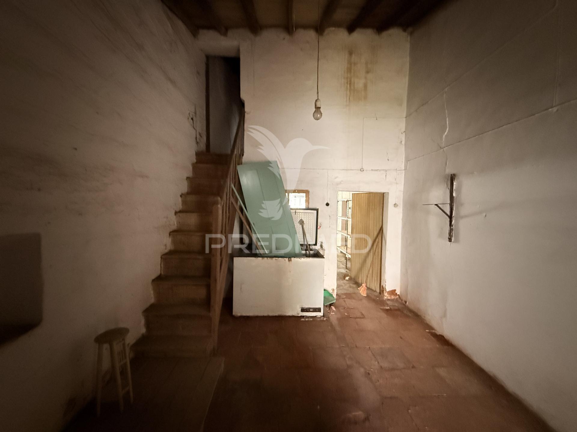 Moradia em banda com logradouro no centro histórico de cuba