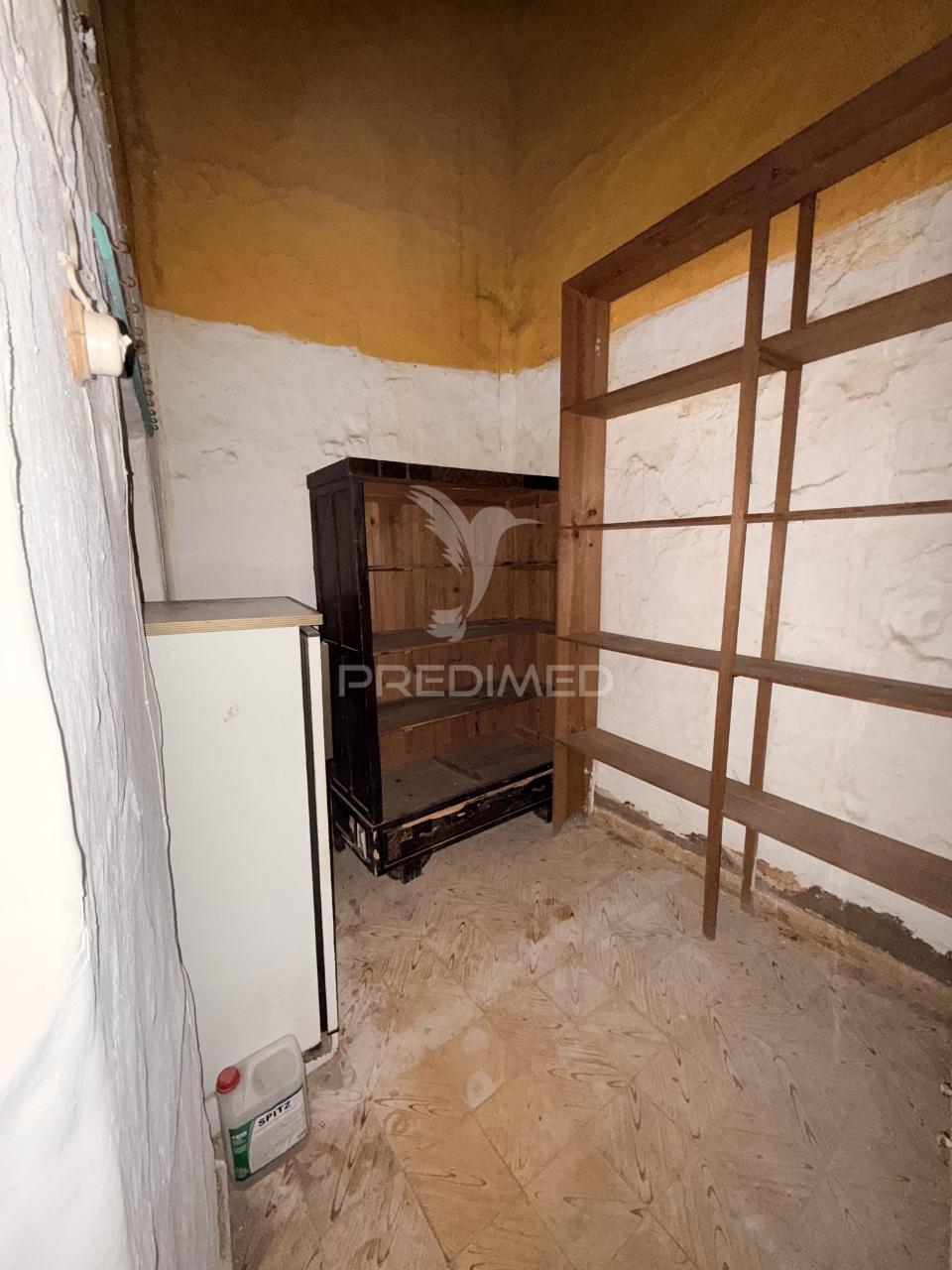 Moradia em banda com logradouro no centro histórico de cuba