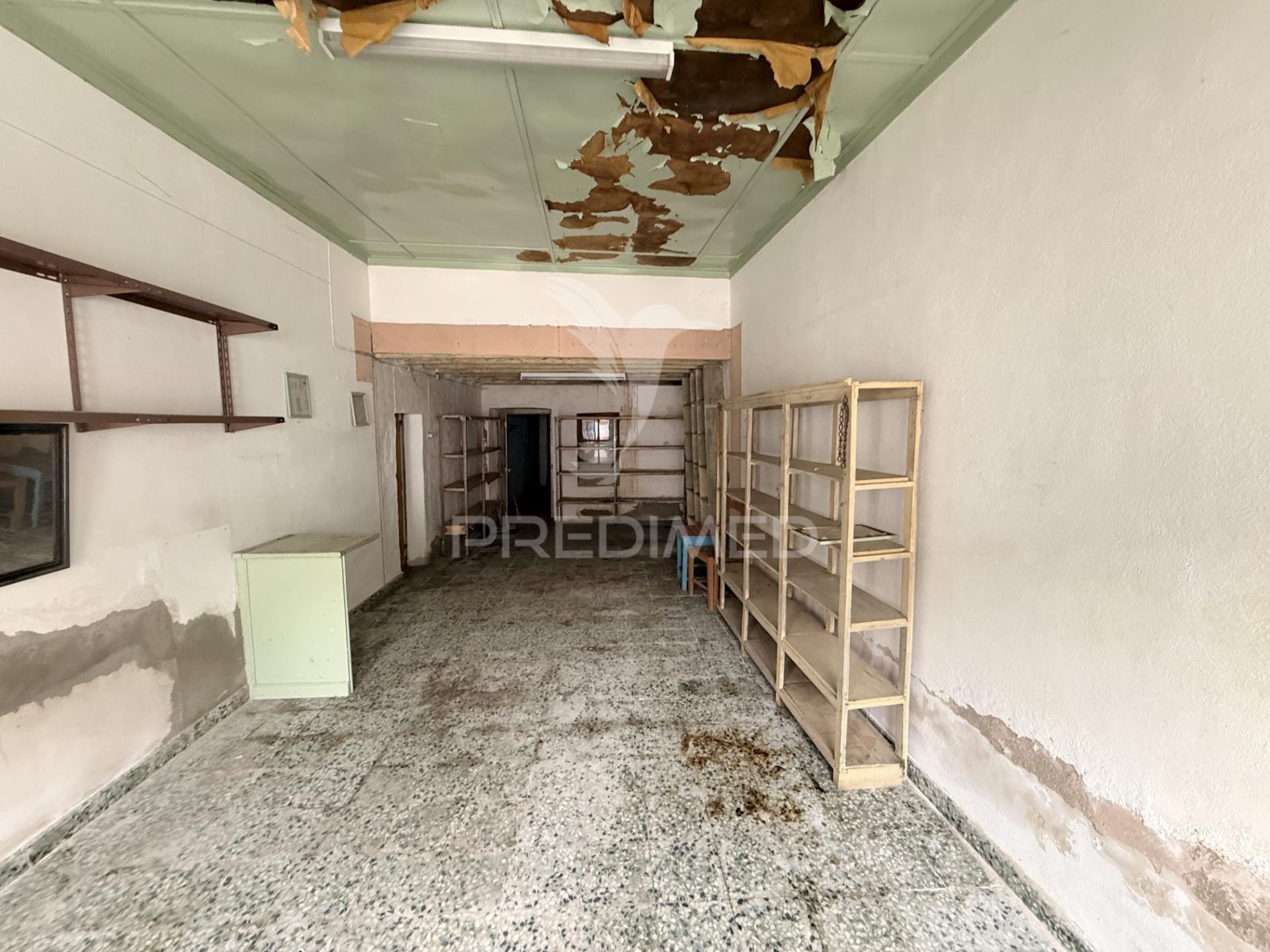 Moradia em banda com logradouro no centro histórico de cuba