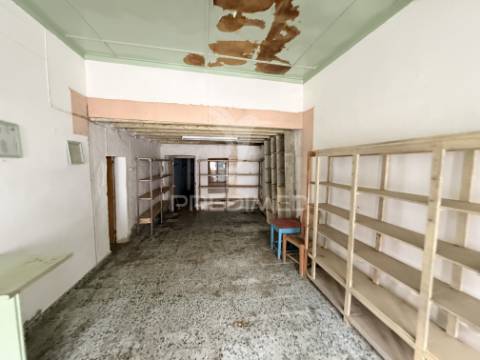 Moradia em banda com logradouro no centro histórico de cuba