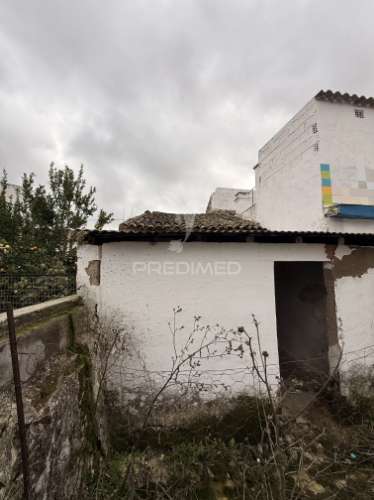 Moradia em banda com logradouro no centro histórico de cuba