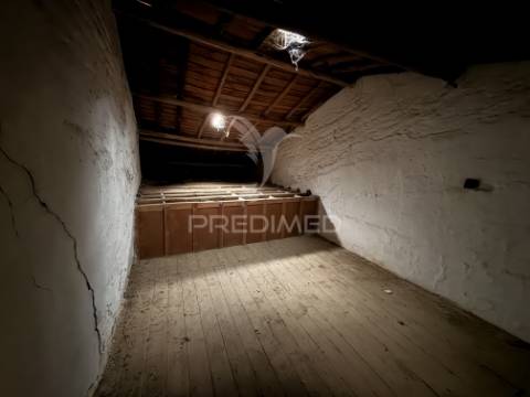 Moradia em banda com logradouro no centro histórico de cuba