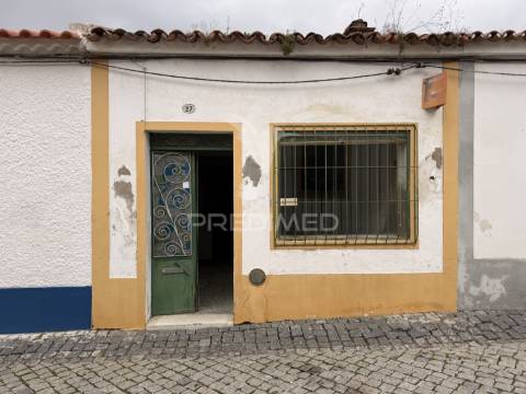 Moradia em banda com logradouro no centro histórico de cuba