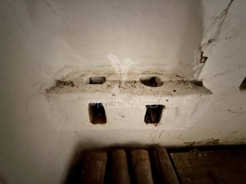 Moradia em banda com logradouro no centro histórico de cuba