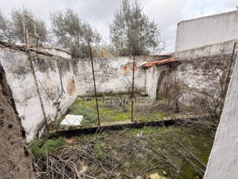 Moradia em banda com logradouro no centro histórico de cuba