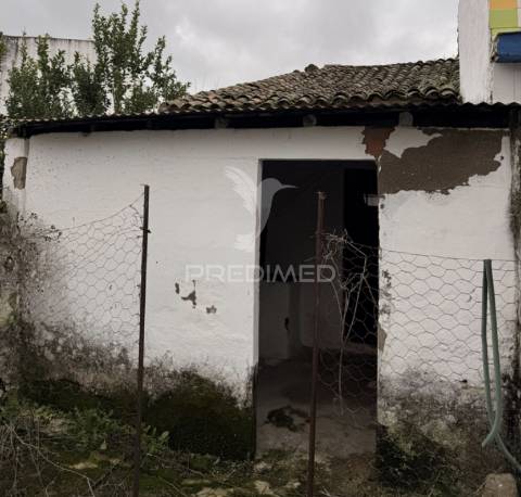 Moradia em banda com logradouro no centro histórico de cuba