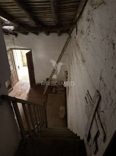 Moradia em banda com logradouro no centro histórico de cuba