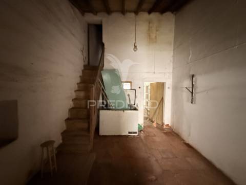 Moradia em banda com logradouro no centro histórico de cuba