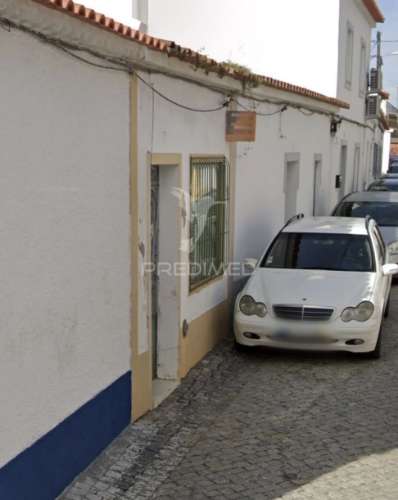 Moradia em banda com logradouro no centro histórico de cuba