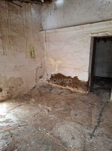 Moradia com 4 divisões + terreno rustico com 2750m2