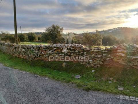 Moradia com 4 divisões + terreno rustico com 2750m2