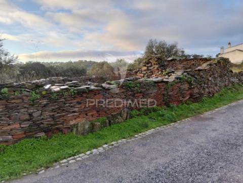 Moradia com 4 divisões + terreno rustico com 2750m2