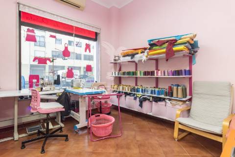 Loja comercial à venda - boa localização - quinta do conde.