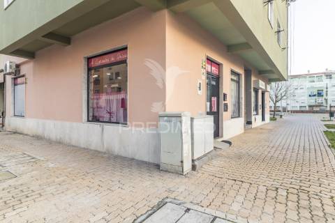Loja comercial à venda - boa localização - quinta do conde.