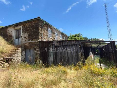 Venda de terreno com ruinas
