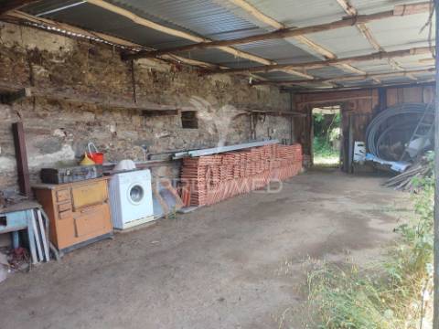 Venda de terreno com ruinas