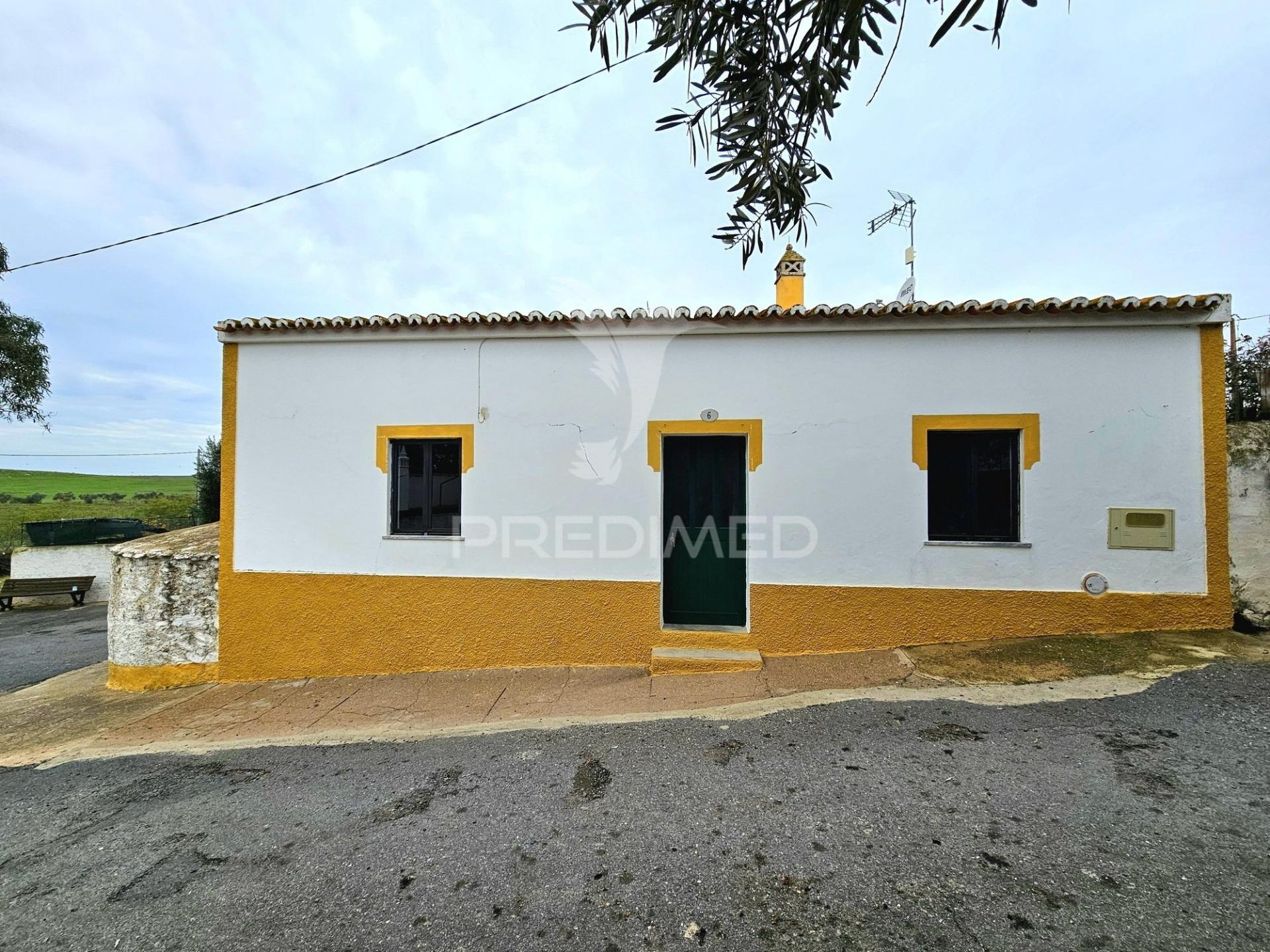 Moradia t2 e terreno urbano no rolão, castro verde