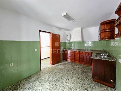 Moradia t2 e terreno urbano no rolão, castro verde