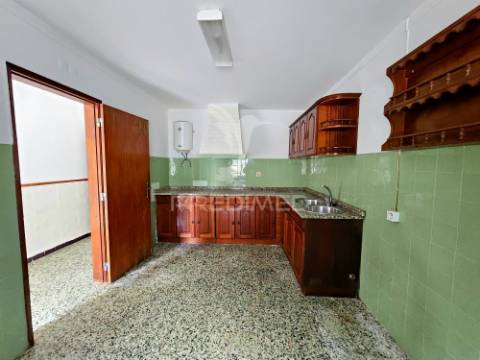 Moradia t2 e terreno urbano no rolão, castro verde