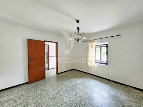 Moradia t2 e terreno urbano no rolão, castro verde