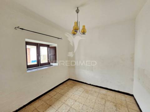 Moradia t2 e terreno urbano no rolão, castro verde