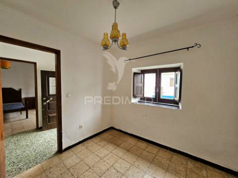 Moradia t2 e terreno urbano no rolão, castro verde