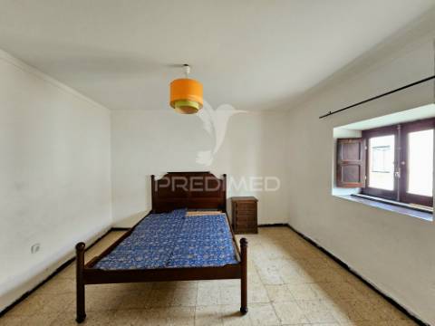 Moradia t2 e terreno urbano no rolão, castro verde