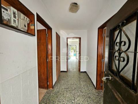 Moradia t2 e terreno urbano no rolão, castro verde