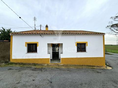 Moradia t2 e terreno urbano no rolão, castro verde