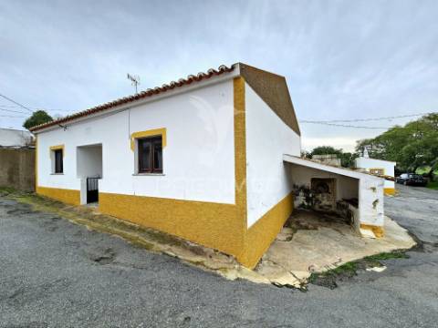 Moradia t2 e terreno urbano no rolão, castro verde