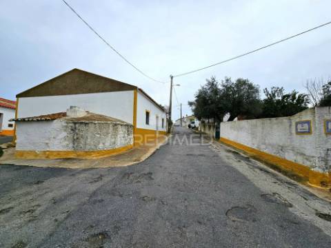 Moradia t2 e terreno urbano no rolão, castro verde