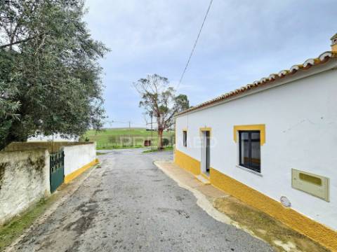 Moradia t2 e terreno urbano no rolão, castro verde