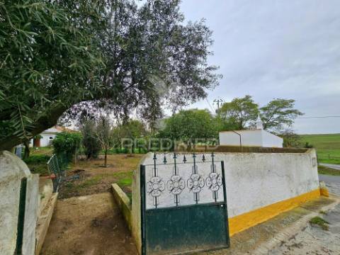 Moradia t2 e terreno urbano no rolão, castro verde