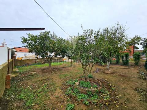 Moradia t2 e terreno urbano no rolão, castro verde