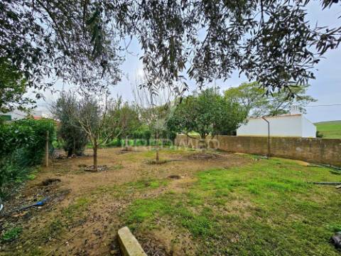 Moradia t2 e terreno urbano no rolão, castro verde