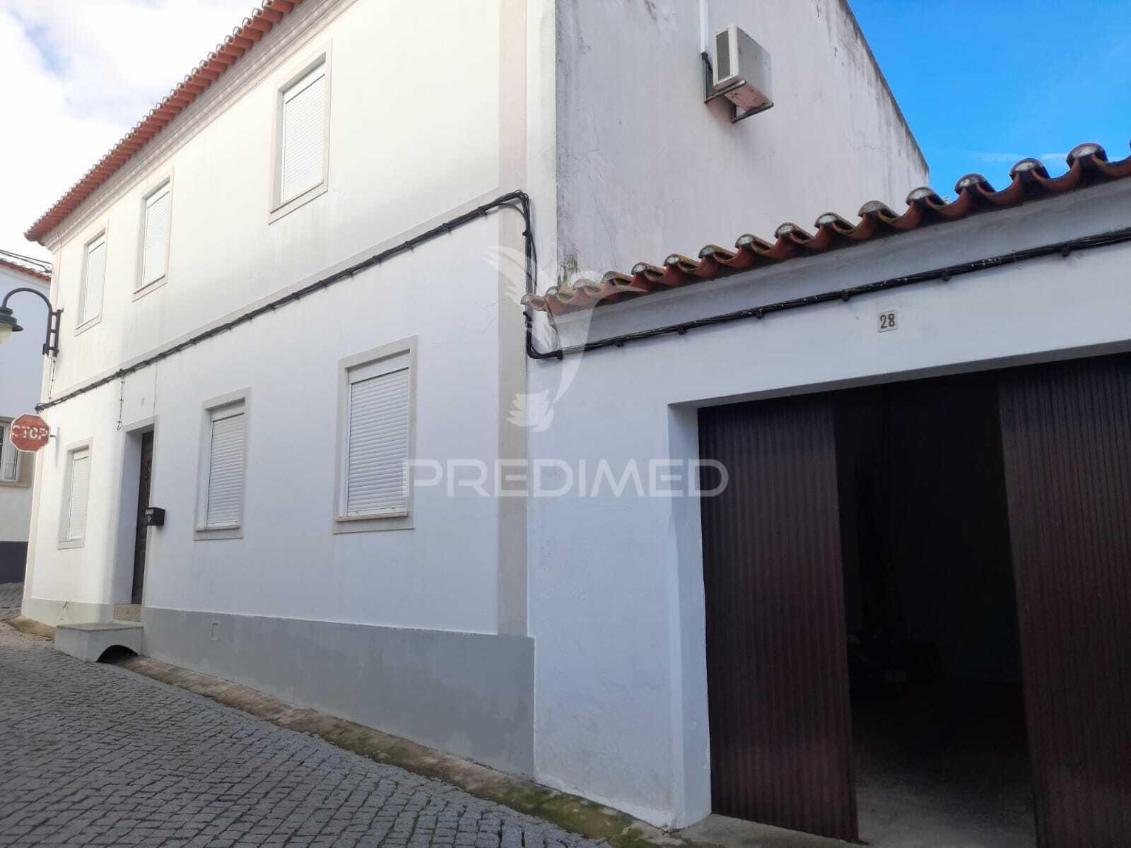 Moradia t5 em pias com quintal e garagem