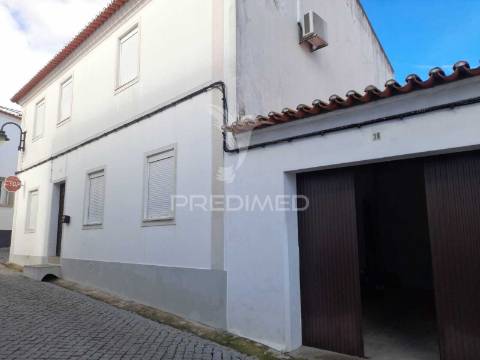 Moradia t5 em pias com quintal e garagem