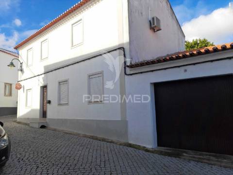 Moradia t5 em pias com quintal e garagem