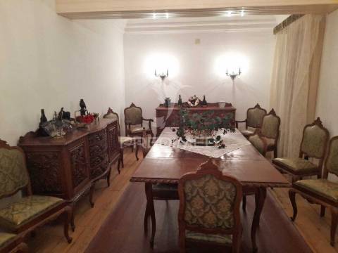 Moradia t5 em pias com quintal e garagem