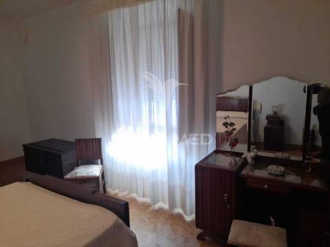 Moradia t5 em pias com quintal e garagem