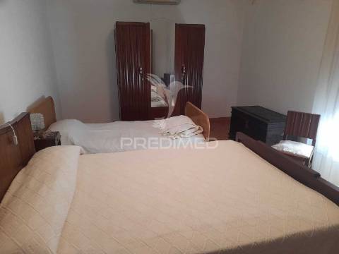 Moradia t5 em pias com quintal e garagem