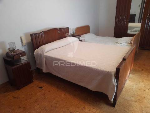 Moradia t5 em pias com quintal e garagem